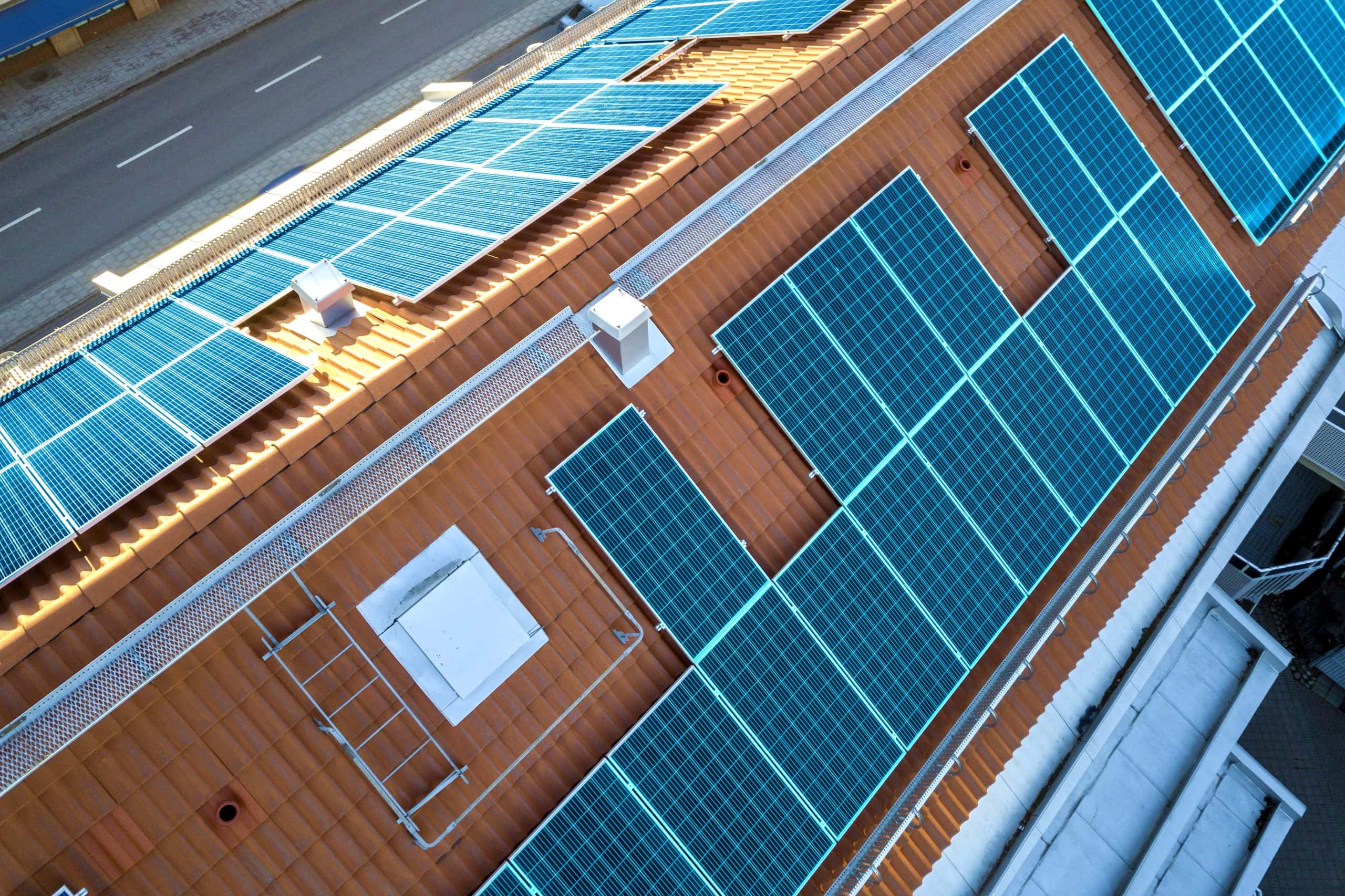 Foto de placas solares instaladas en la comunidad de vecinos