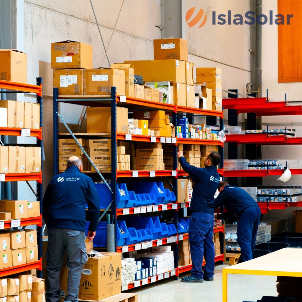 Trabajadores en el almacén de Isla Solar