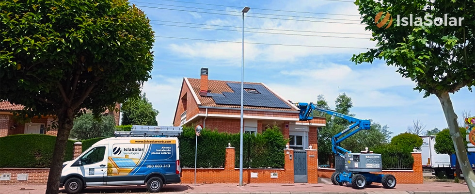 furgoneta de empresa de mantenimiento de placas solares
