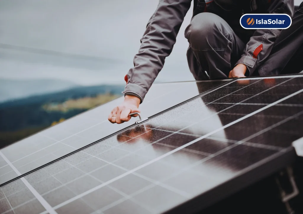 montaje de placas solares en casa en cambre