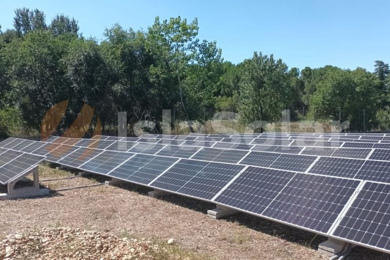 instalación de placas solares en una granja