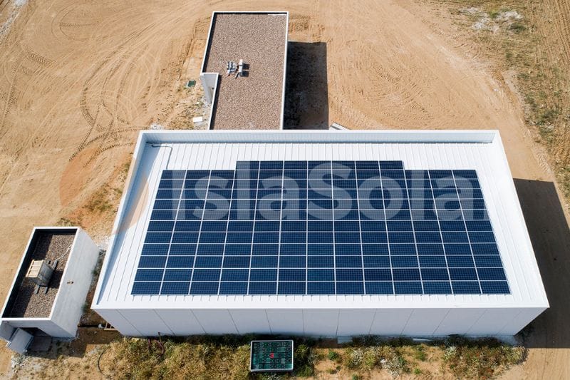 paneles fotovoltaicos en el tejado de una nave empresarial