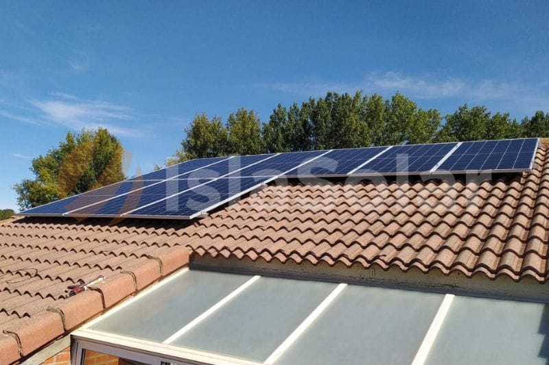 paneles solares instalados en el tejado de una casa