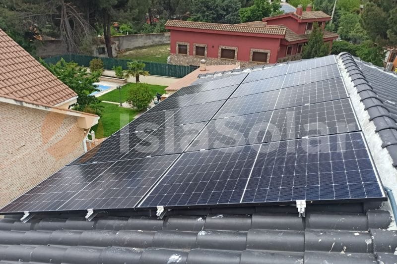 placas solares en una cubierta de una vivienda particular