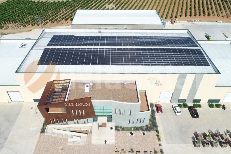 placas solares instaladas en la cubierta de una bodega