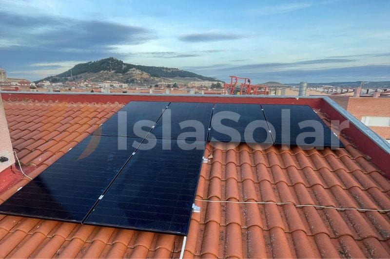 sistema fotovoltaico instalado en un tejado inclinado