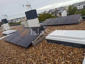 Instalación de placas solares en una vivienda durante un eclipse solar